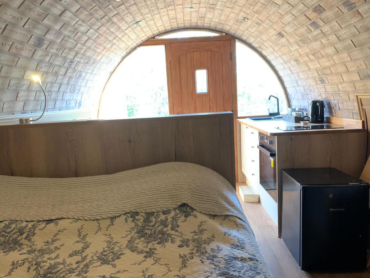 Romantic Escape Luxury Hobbit House With Hot Tub! Sheerness Exterior photo