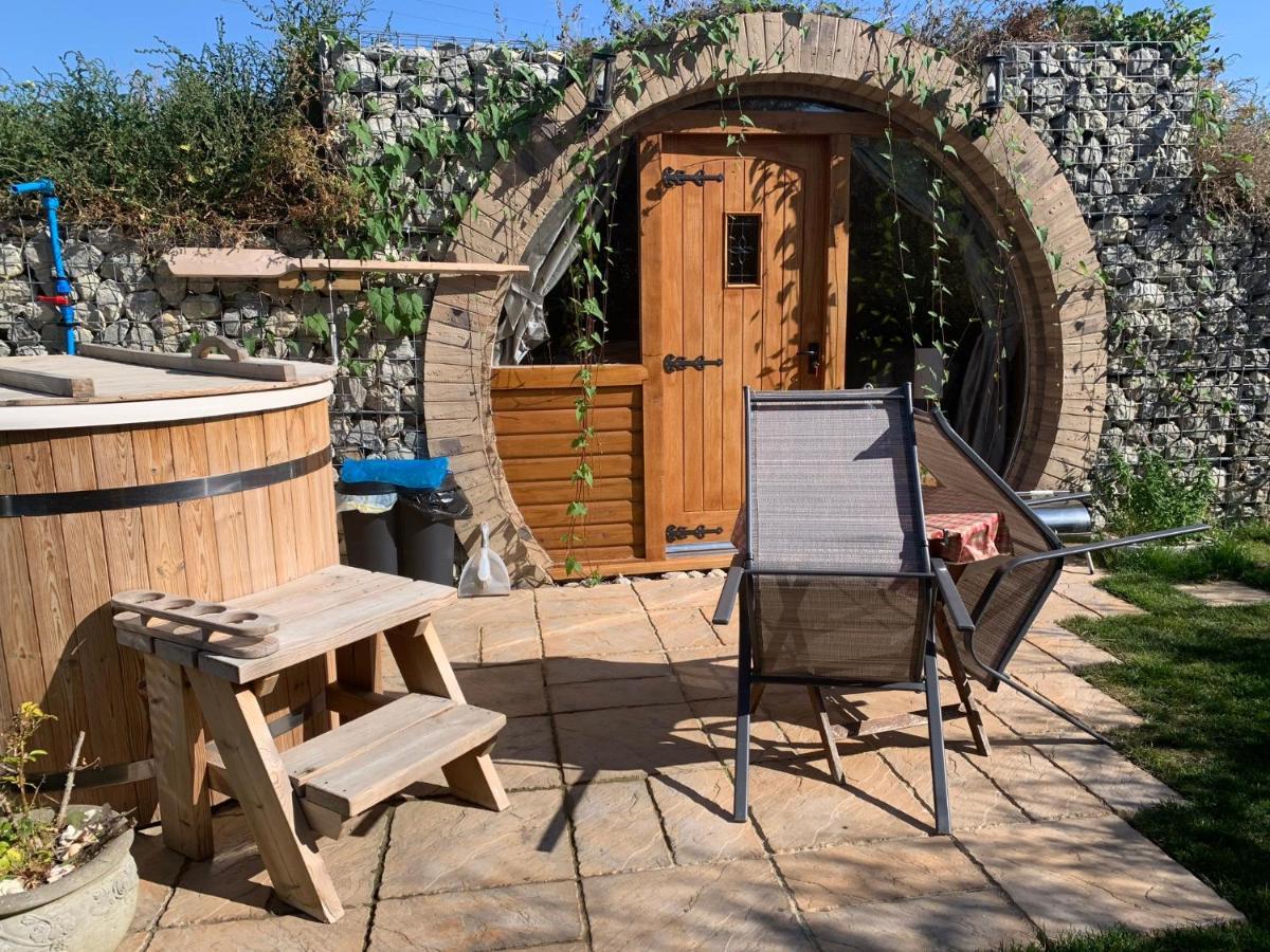 Romantic Escape Luxury Hobbit House With Hot Tub! Sheerness Exterior photo