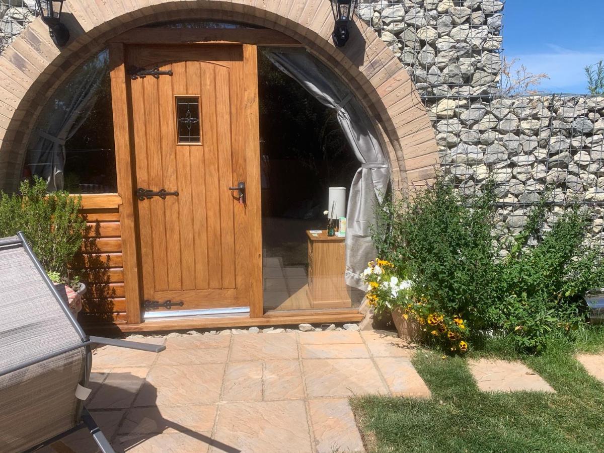 Romantic Escape Luxury Hobbit House With Hot Tub! Sheerness Exterior photo